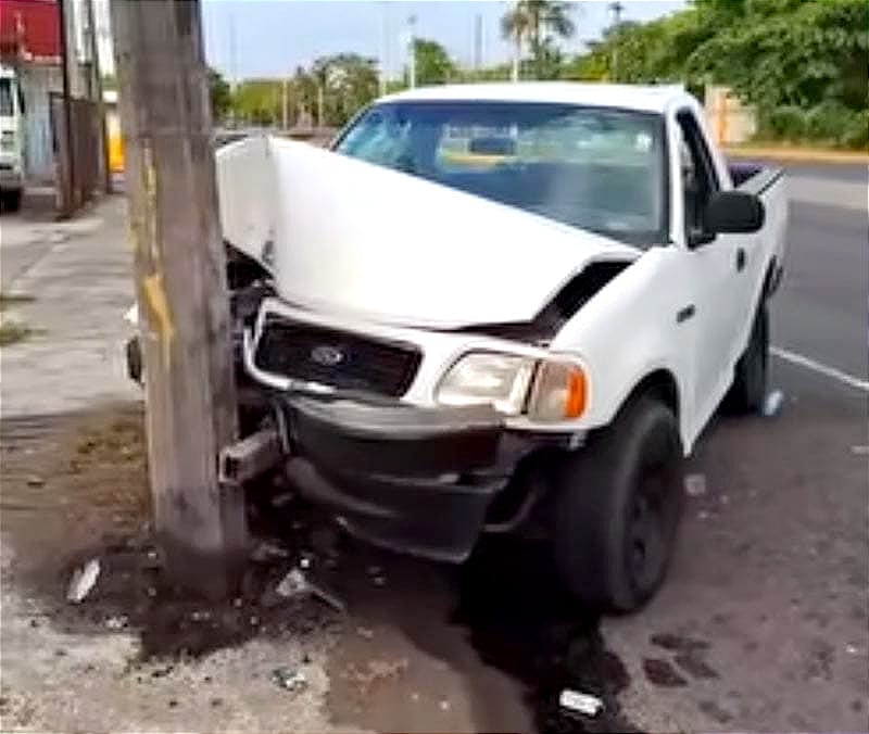 ¡SE DA UN TRANCAZO CONTRA EL POSTE Y SE PELÓ!