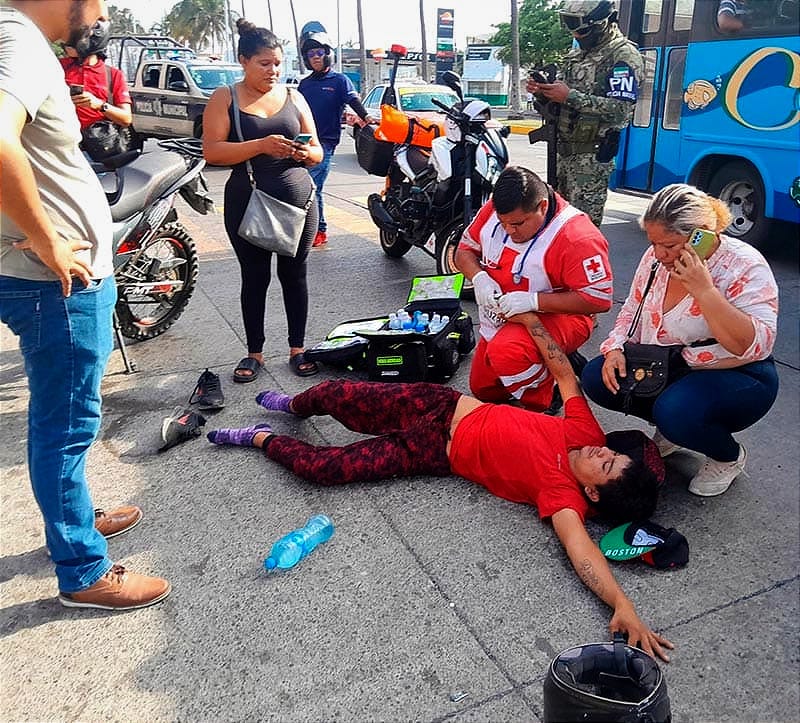 ¡CONDUCTORA EMBISTE A “JINETE DE ACERO”!