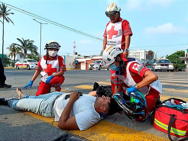 ¡SE DAN UN TRANCAZO! - *MOTORIZADO Y CAMIONETA *EN ALLENDE Y SERDÁN