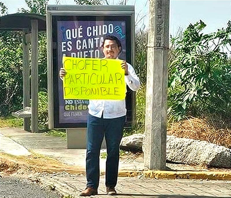 ¡SALE A PEDIR CHAMBA Y LO LOGRA! - Con Cartulina y Todo