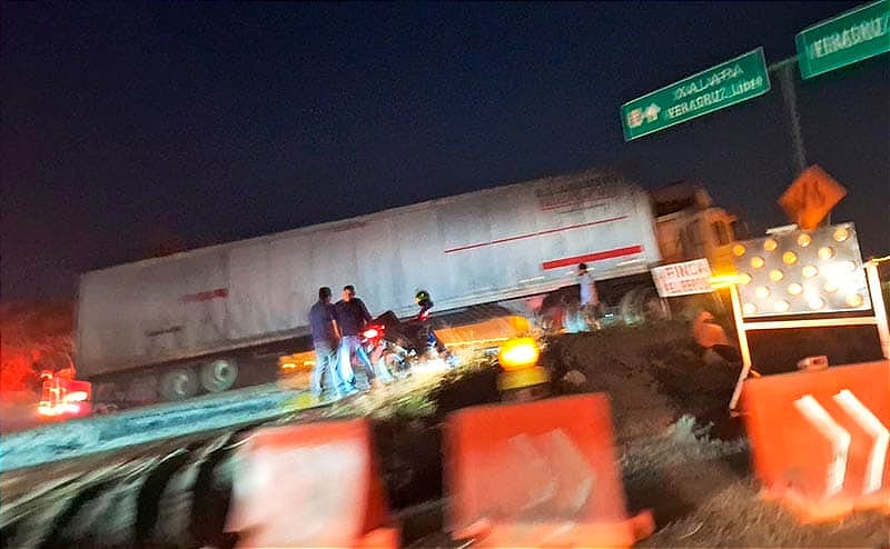 ¡PERDIÓ LA VIDA EN EL INSTANTE QUE CHOCÓ CON EL CAMIÓN! - Sobre la Carretera Federal Tinaja-Cd. Alemán