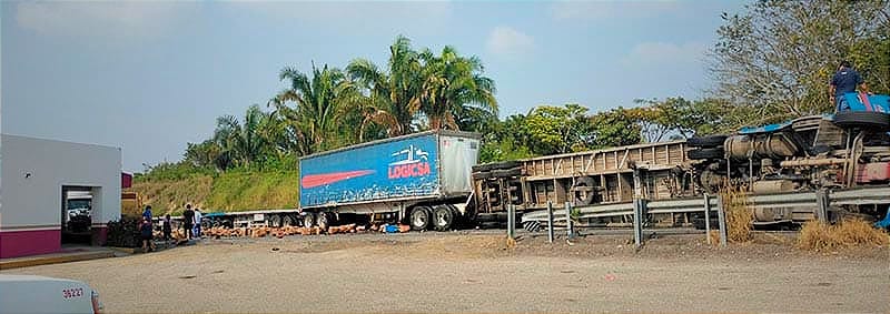 ¡VOLARON LAS CHELAS! - CON CARAMBOLA EN LA SUPERCARRETERA LAS CHOAPAS-RAUDALES-OCOZOCOAUTLA