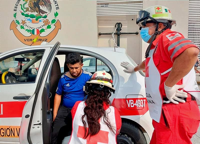 ¡CAMBIA DE CARRIL Y SE  LLEVA DE CORBATA A “JINETE DE ACERO”!