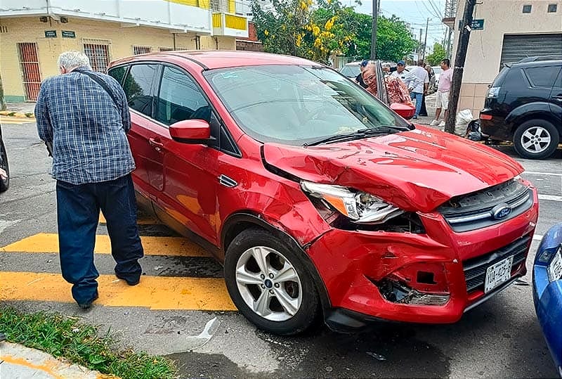 ¡CHOCAN DOS CON PILÓN! - 4 VEHÍCULOS DAÑADOS!