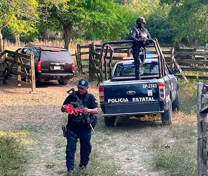 ¡ENCUENTRAN UN CADÁVER ESPOSADO EN TIHUATLÁN!