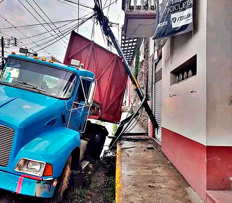 ¡MANIOBRAS DESESPERADAS! - TERMINÓ FRENANDO CON EL POSTE