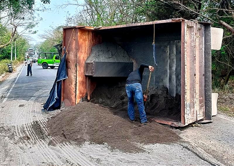 ¡SE VOLTEÓ CAMIÓN DE VOLTEO! - PA'L LADO EQUIVOCADO