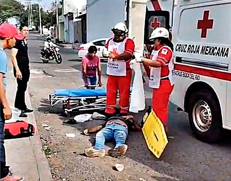 ¡NO DETUVO SU MARCHA, SÓLO REDUJO LA VELOCIDAD...! - EL CHOFER SIGUIÓ CON SU RUTA, ÉL PASAJERO INCONCIENTE