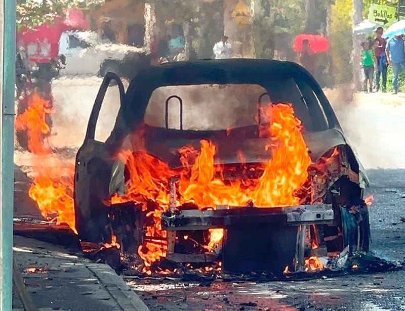 ¡LOS ENCAÑONABAN MIENTRAS QUEMABAN SUS TAXIS! - SE REUNÍAN A COMER CUANDO LOS RODEARON