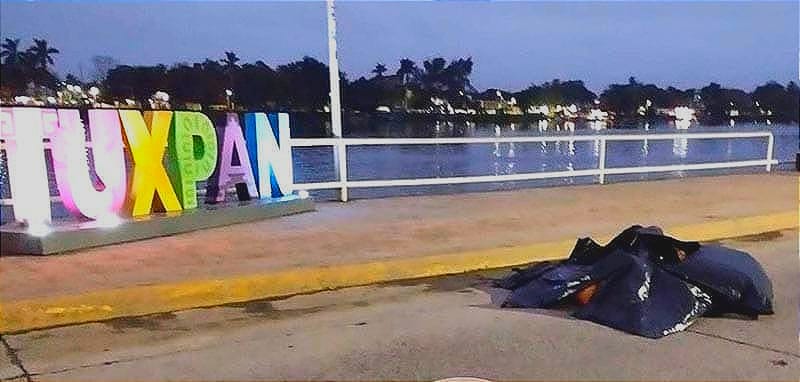 ¡ESPOSADOS Y EMBOLSADOS! - TRES HOMBRES Y UNA MUJER, EN EL BULEVAR DE TUXPAN