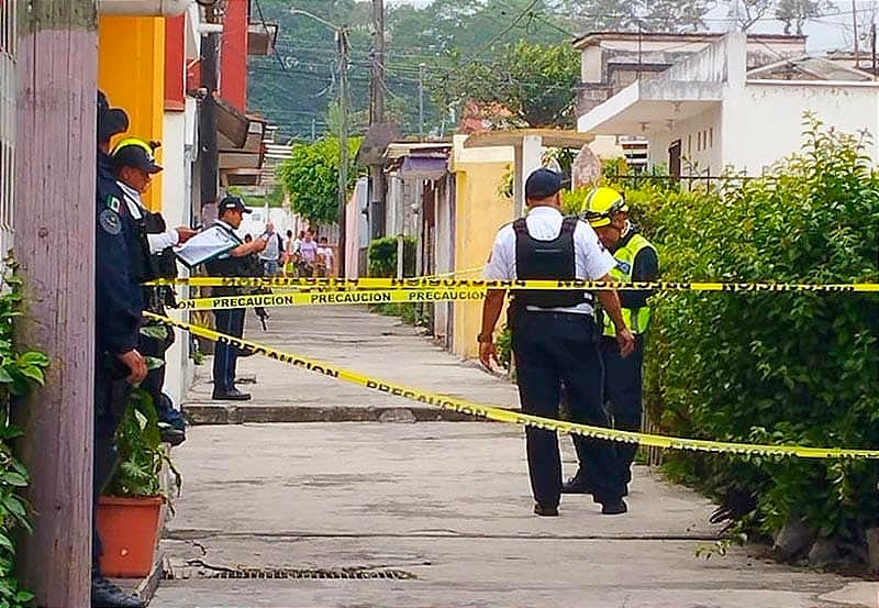 ¡SU HIJO LO SUJETÓ DEL CUELLO PARA SOMETERLO, APRETÓ DEMASIADO...!