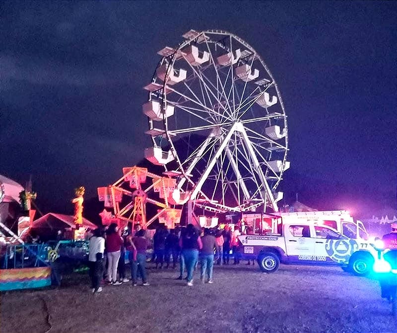 ¡CAEN DE 15 METROS! - UNA FALLA EN "LA RUEDA DE LA FORTUNA"! *UNA MENOR Y SU PADRE GRAVES