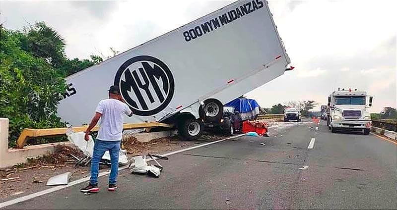 ¡QUEDÓ COLGANDO DEL PUENTE! - *CHOCA CONTRA UNA CAMIONETA CARGADA CON PESCADO