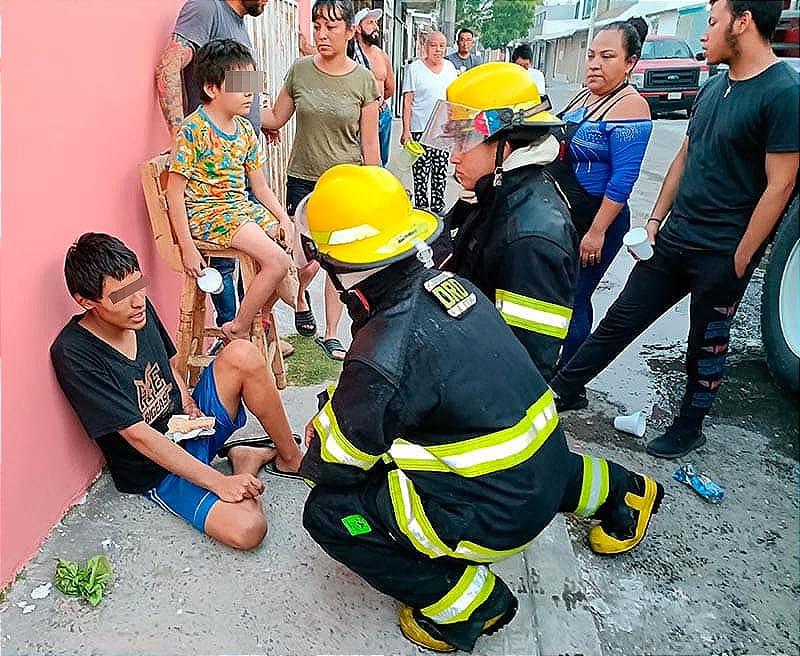 ¡LOS SACAN POR EL HUECO DEL CLIMA! - VECINOS RESCATAN A DOS MENORES DE CASA EN LLAMAS