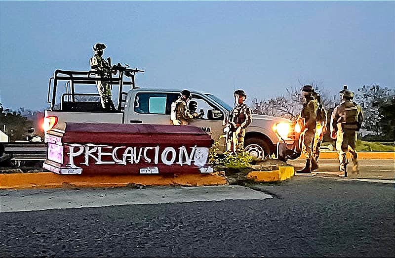 ¡PRECAUCIÓN! - LO AVISAN CON UN ATAÚD EN EL PUENTE J.B. LOBOS!