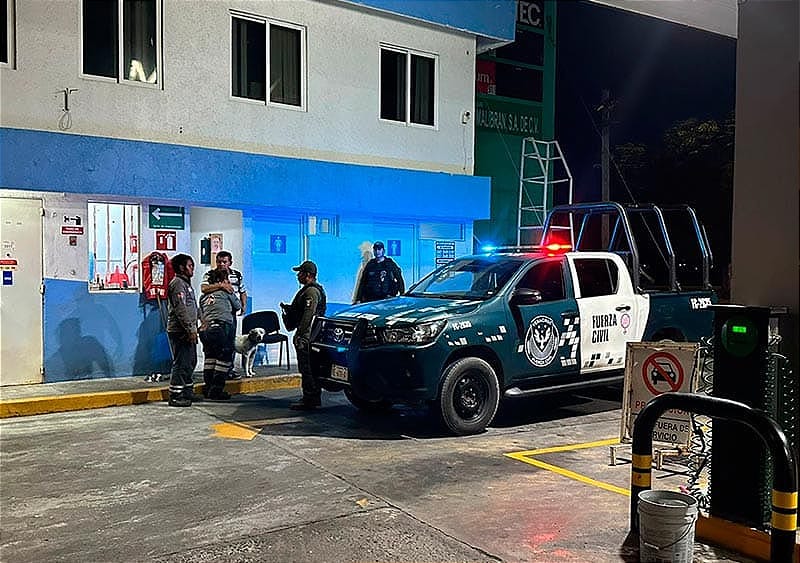 ¡ASALTAN A LA GASOLINERA Y DE PILÓN UN CLIENTE CARGANDO GASOLINA!