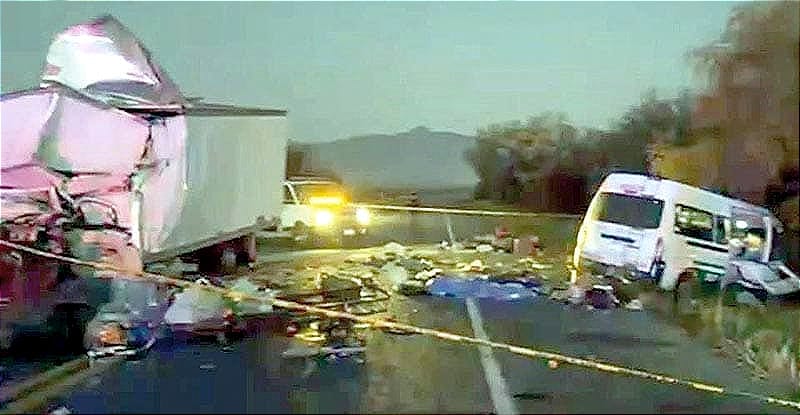 ¡CARRETERAZO! - EL IMPACTO FUE FRONTAL ENTRE UN CAMIÓN DE CARGA Y UNA CAMIONETA, 9 MUERTOS