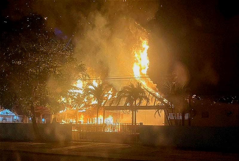 ¡SE INCENDIA LA PALAPA “ALGARETE”! - INVESTIGAN COMO INICIO EL FUEGO