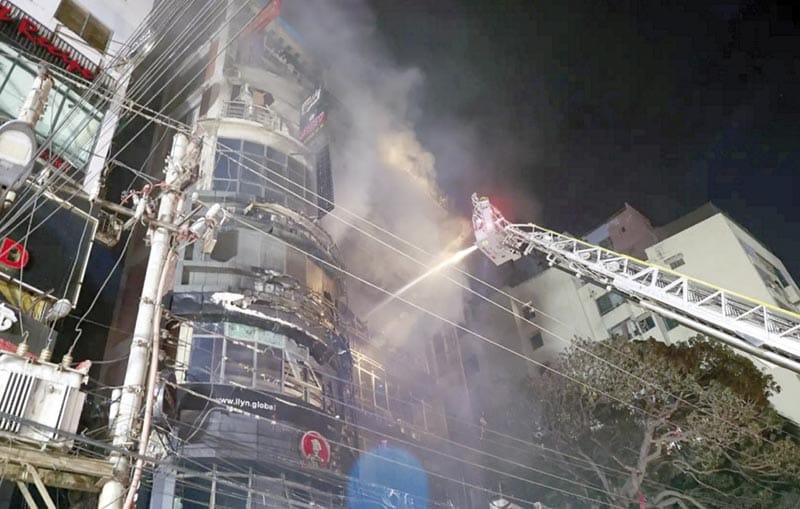 ¡ARDE CENTRO COMERCIAL:  44 MUERTOS!