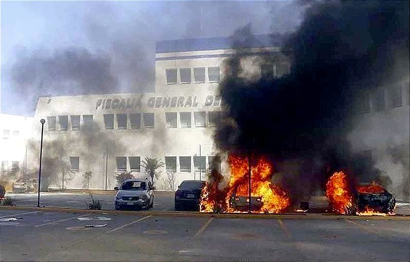 ¡ATACAN LOS NORMALISTAS LA FISCALÍA DE GUERRERO!