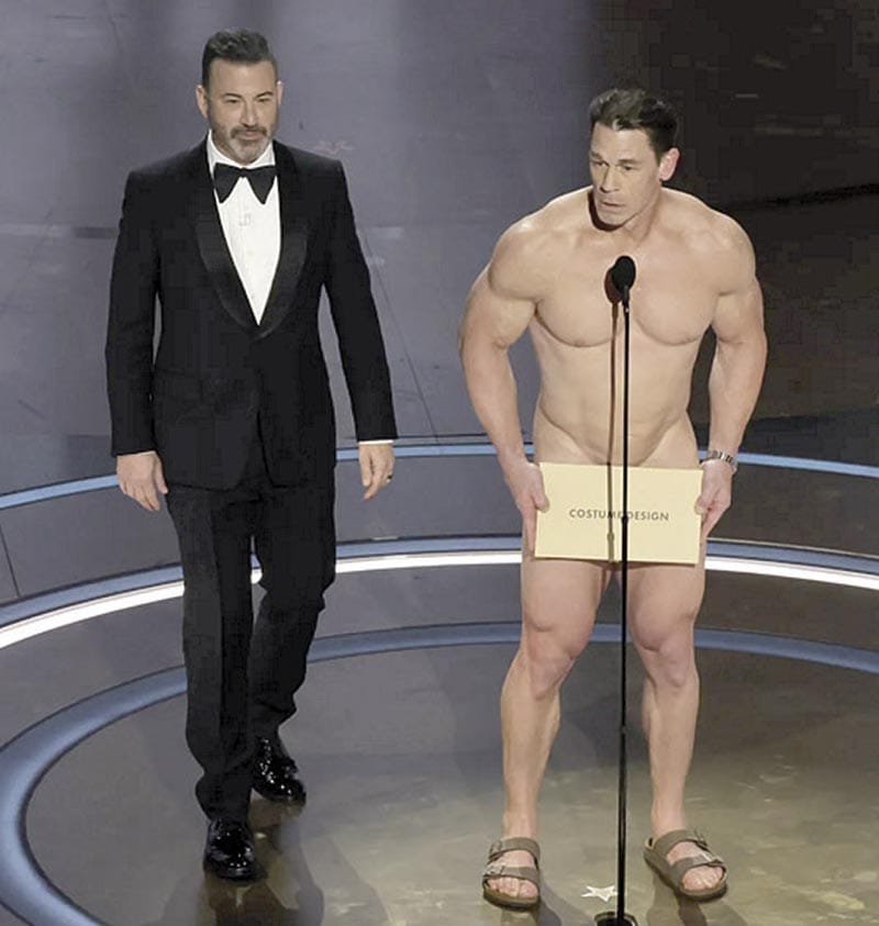 ¡JOHN CENA ENTREGA EL OSCAR AL DISEÑO DE VESTUARIO ENCUERA’O!