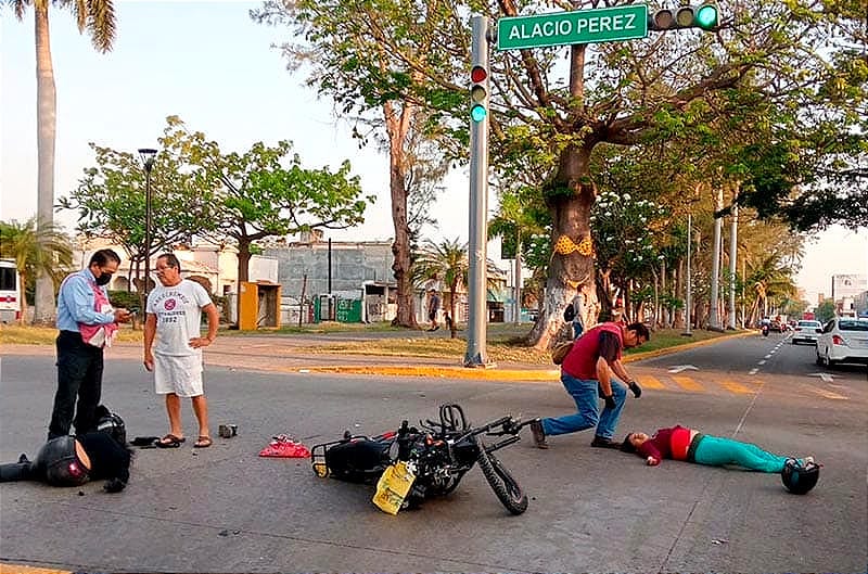 ¡AMBOS ALEGARON TENER LA LUZ VERDE, EL MOTOCICLISTA MURIÓ MAS TARDE EN EL HOSPITAL...! - EN DÍAZ MIRÓN