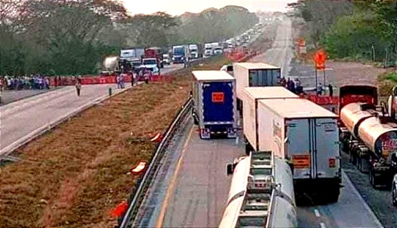 ¡TOMAN CARRETERAS! - *Habitantes de Carrillo Puerto Cierran la Autopista Veracruz-Puebla, Exigen Liberación de Detenidos