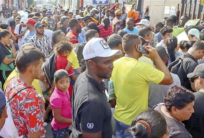 ¡MILES DE MIGRANTES DUERMEN FRENTE A LAS OFICINAS DE LA COMAR EN BUSCA DE ASILO!