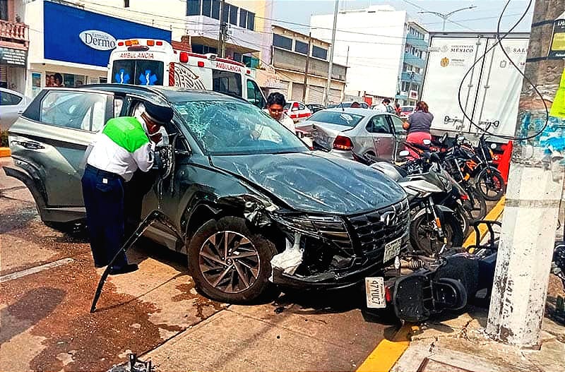 ¡CARAMBOLAZO DE 250 MIL! - FRENTE AL IMSS DE COATZACOALCOS