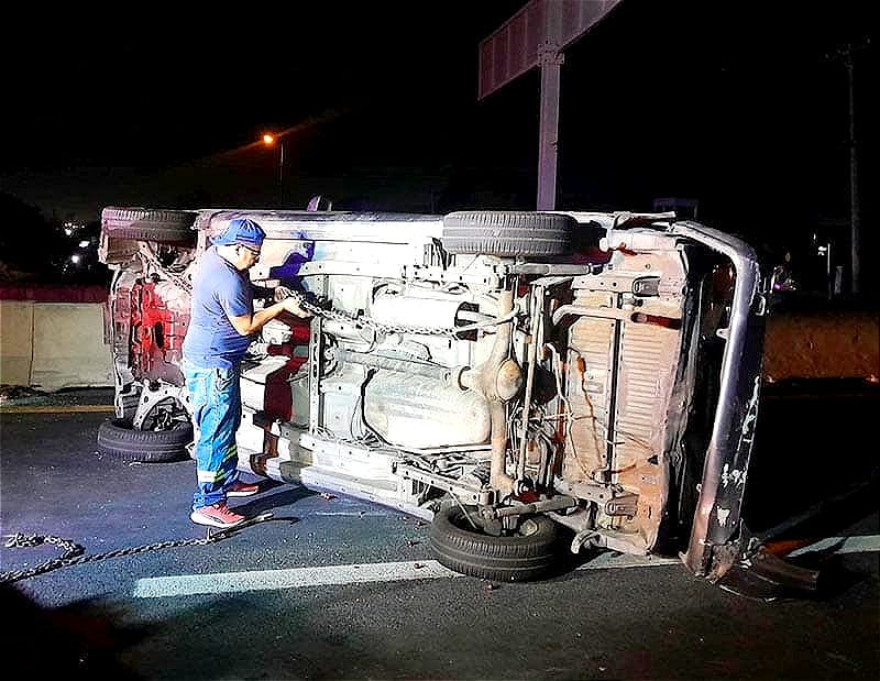 ¡CHOQUE CON VOLCADURA! - EN LA VERACRUZ-CARDEL *PUROS DAÑOS Y EL SUSTO