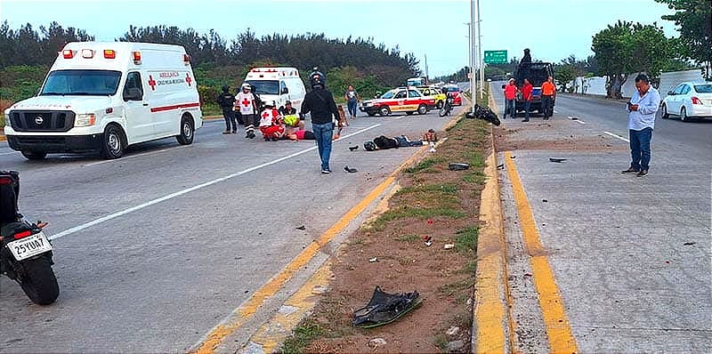 ¡CASI SE MATAN EN MOTOCICLETAZO! - CHOCAN CONTRA CAMELLÓN EN EL BULEVAR FIDEL VELÁZQUEZ