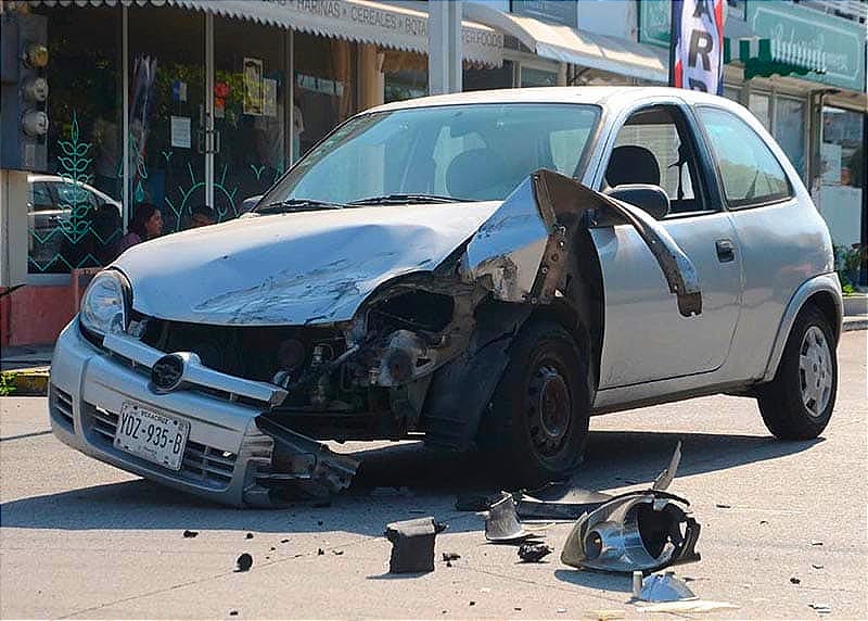 ¡CONDUCTORA SE ESTRELLA CONTRA CAMIONETÓN!