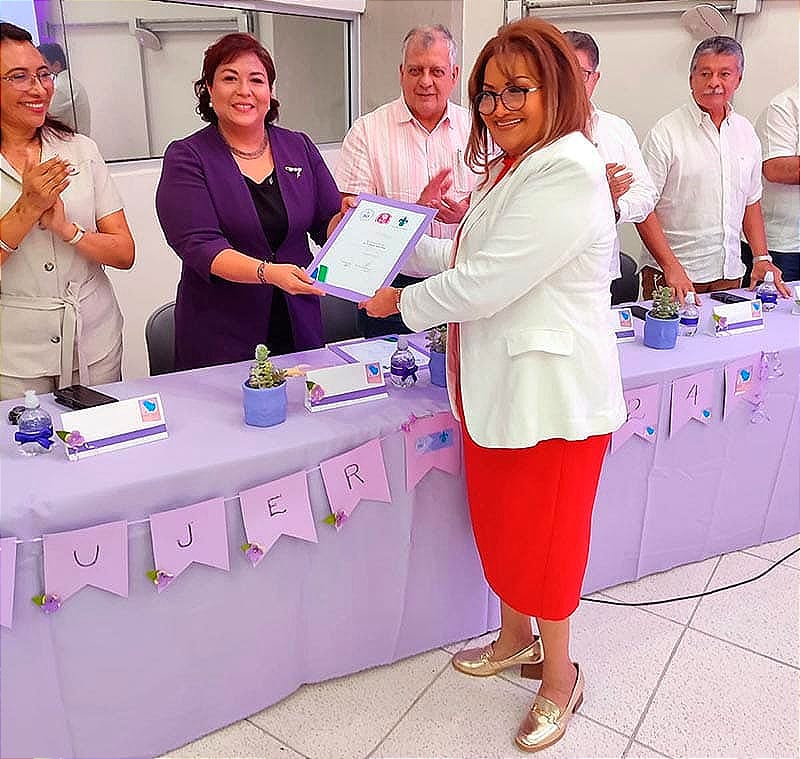 RECONOCIMIENTO PARA ROCÍO, ROSARIO Y ESTELA...