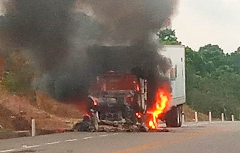 ¡SE INCEDIA CAMIÓN CARGADO CON QUÍMICOS INFLAMABLES!