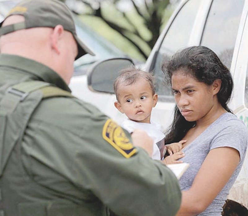 ¡AVALA QUE AGENTES Y POLICÍAS DE TEXAS ARRESTEN Y DETENGAN A INMIGRANTES!