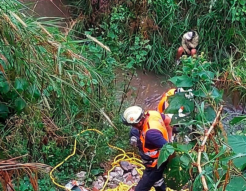 ¡SE BAJA DE LA MOTO HACER “PIPI” Y CAE A UN BARRANCO! - *Rescatistas bajaron cerca de 30 metros para sacarlo