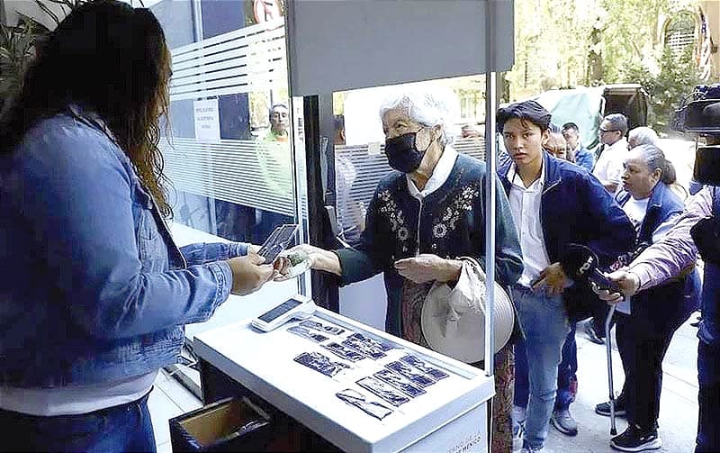 ¡HACEN LARGAS FILAS POR LENTES PARA VER EL ECLIPSE EN CDMX!