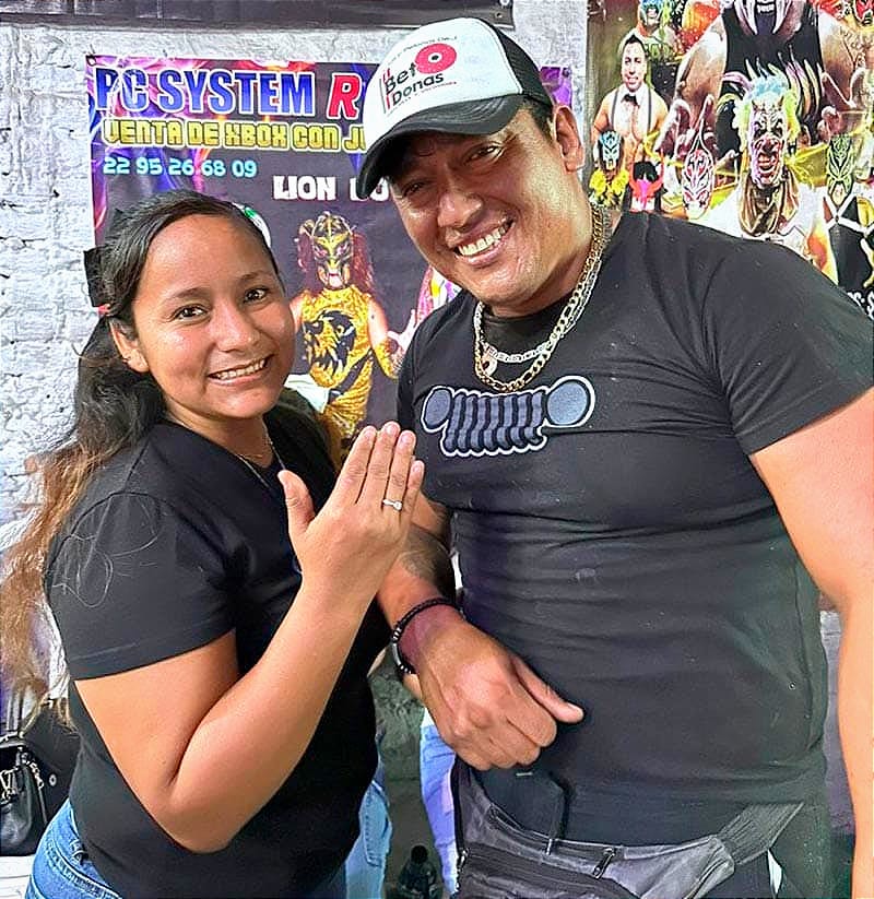 ¡EL AMOR GANA EN LA LUCHA LIBRE! - *Beto Donas Sorprendió al Pedirle Matrimonio a su Novia