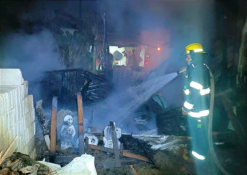 ¡ESTABA DURMIENDO CUANDO INICIO EL FUEGO! - JOVEN PIERDE SU CASA DE MADERA Y LÁMINA