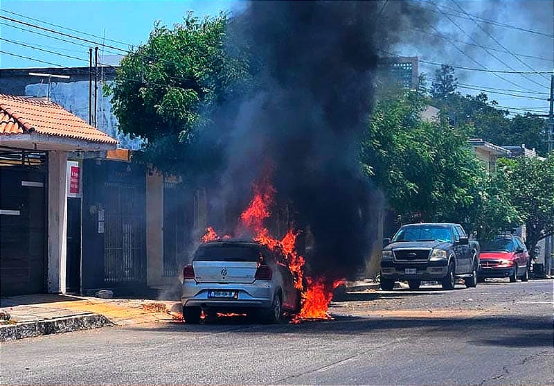 ¡CHOCA Y SE LE QUEMA EL AUTO!