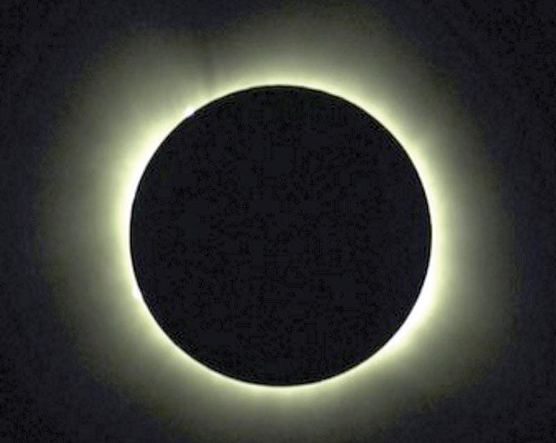 ¡ECLIPSE TOTAL DE SOL OSCURECE CIELOS DE AMÉRICA DEL NORTE! - LOS PERROS AULLARON, LAS RANAS CROARON Y ALGUNAS PERSONAS LLORARON