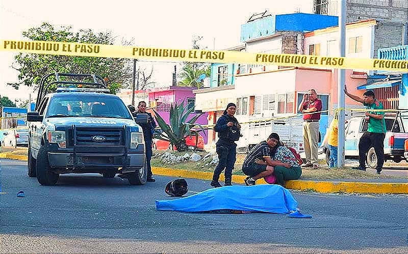 ¡MURIÓ APLASTADA! - ELLOS IBAN EN SU MOTO, ÉL MANEJANDO EL CAMIÓN