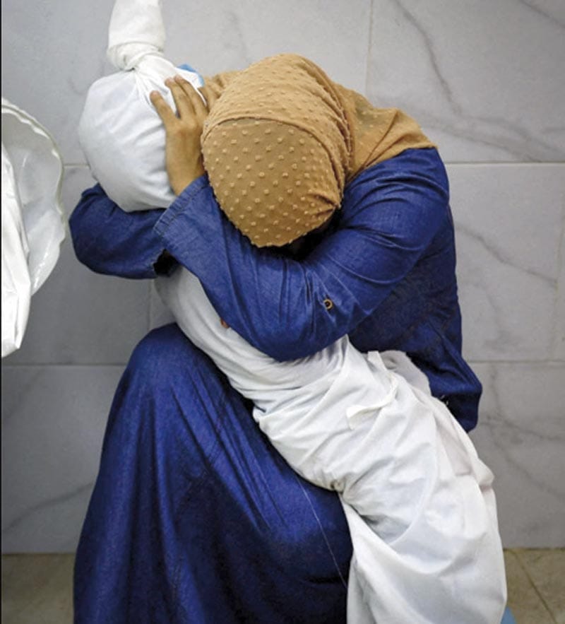 "Una mujer palestina abraza el cuerpo de su sobrina"...