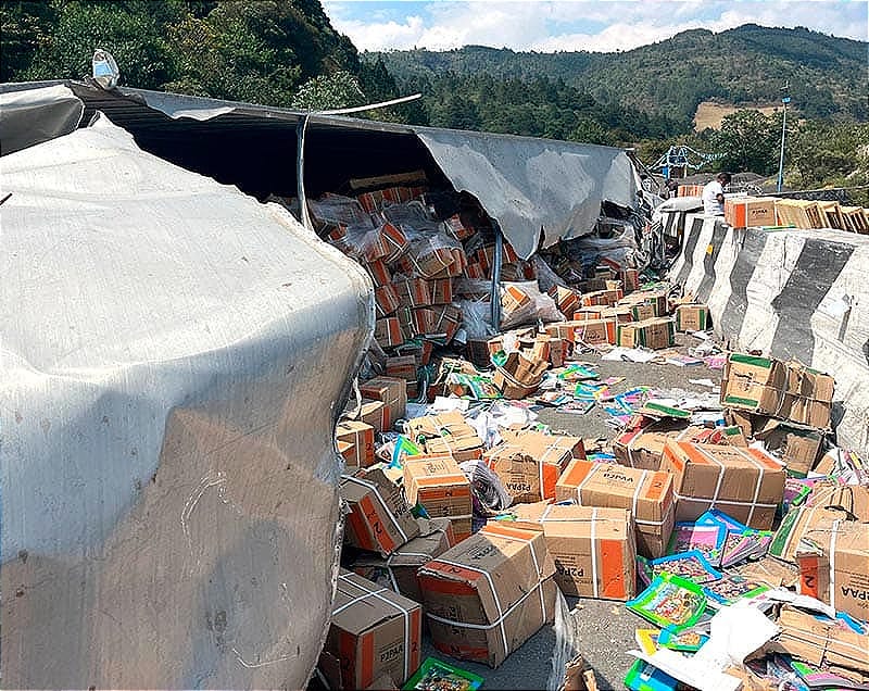 ¡VOLCÓ TRÁILER CARGADO CON LIBROS DE TEXTO! - Y OTRA VOLCADURA EN LAS CUMBRES DE MALTRATA