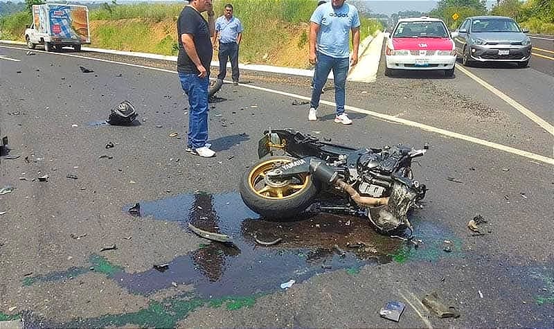 ¡SE PARTIÓ EN DOS! - EL MOTOCICLISTA MURIÓ *EL TRAILERO CONTINÚA EN SU RECORRIDO