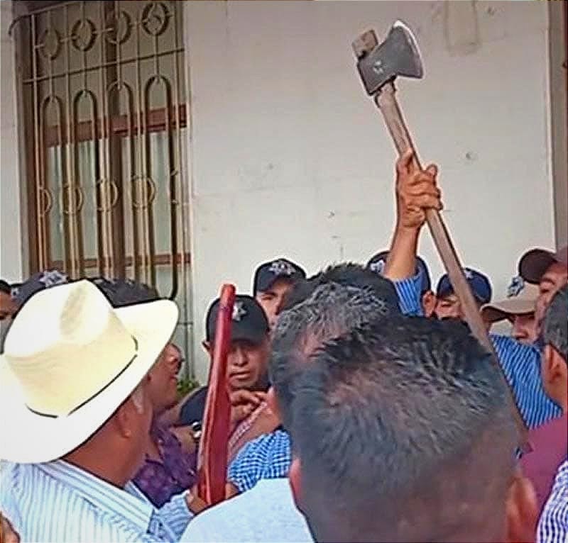 ¡SACAN MACHETES Y HACHAS! - “Cuando Andaba Pidiendo el Voto Si Tenía Tiempo”