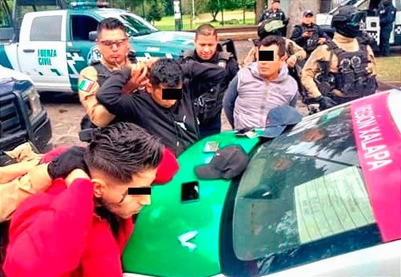 ¡CAPTURAN A TRES EXTORSIONADORES EN XALAPA! - ESCAPABAN EN UN TAXI