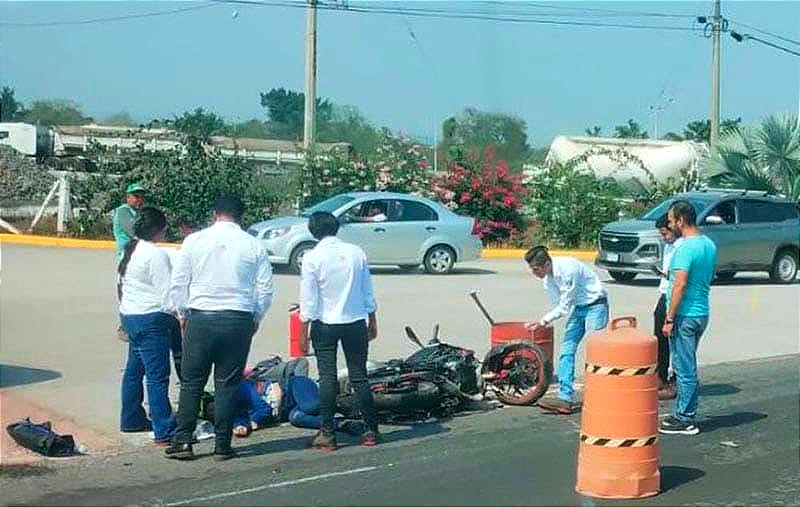 ¡CARRETERAZO: UN MUERTO Y UNA MUJER HERIDA! - PAREJA EN MOTOCICLETA SE IMPACTAN CONTRA UNA CAMIONETA