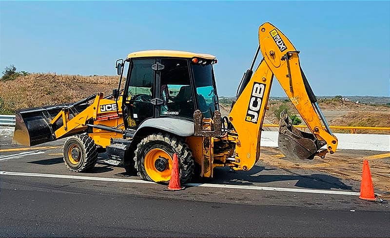 ¡COLISIONA TRACTOCAMIÓN CONTRA RETROEXCAVADORA! - *EL OPERADOR DEJO ABANDONADO EL TRÁILER EN LA AUTOPISTA