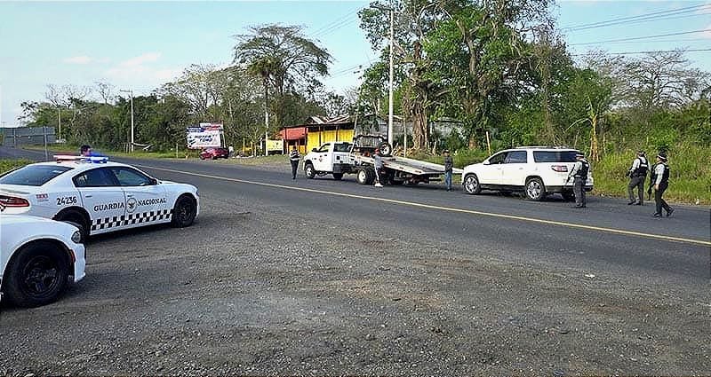 ¡GUARDIA NACIONAL ASEGURÓ UN ARSENAL EN UNA CAMIONETA! - ENCONTRARON RIFLES, FUSILES, PISTOLAS Y CHALECOS TÁCTICOS